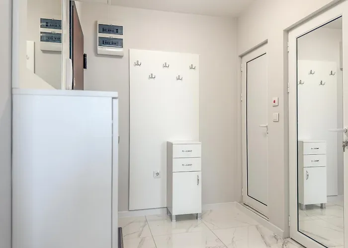 1br With Private Garage Apartman *