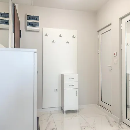 1br With Private Garage Διαμέρισμα *
